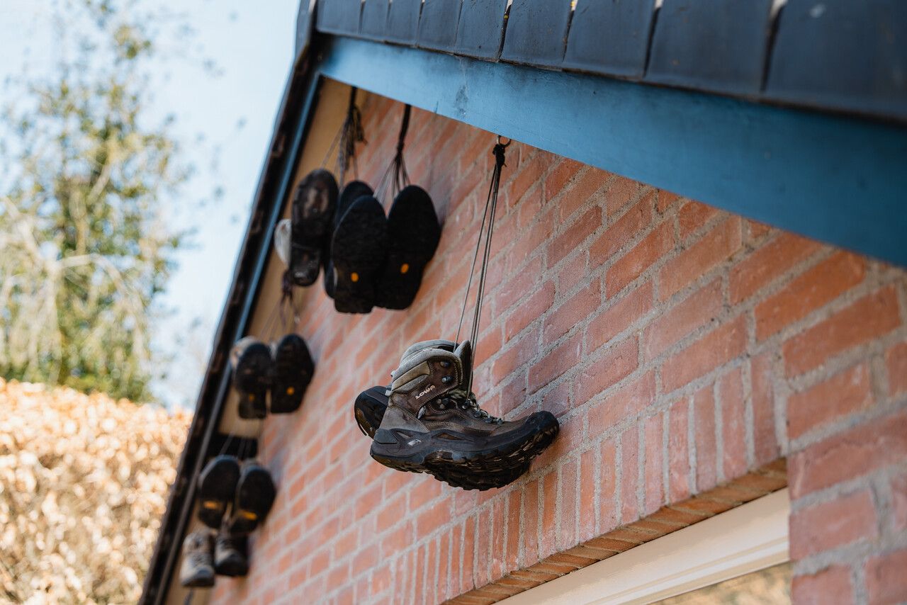 Schoenen aan gevel