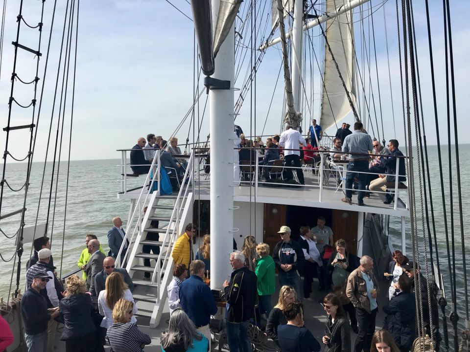 Mensen op een boot in het water tijdens het NAUPAR evenement BKL in Flevoland