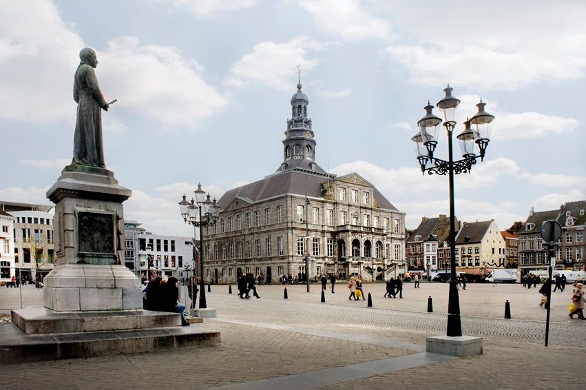 Market Maastricht square town hall minckelers statue