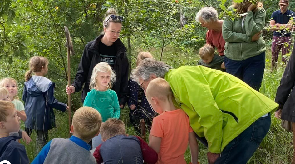 Een groep kinderen op excursie in de natuur