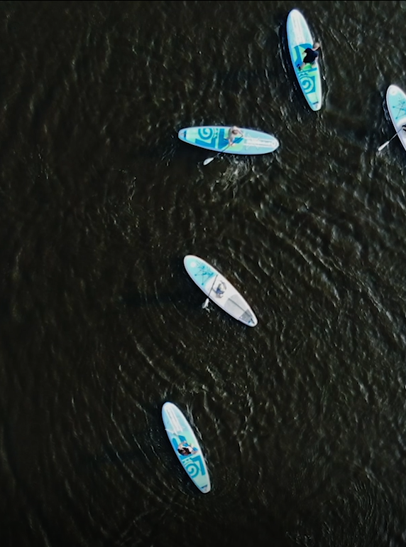 Een aantal supboard op het water vanuit de lucht.