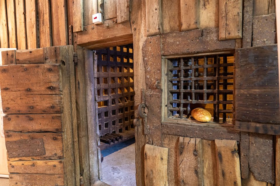 Binnen in Het Steen, de stadsgevangenis in het stadhuis van Delft