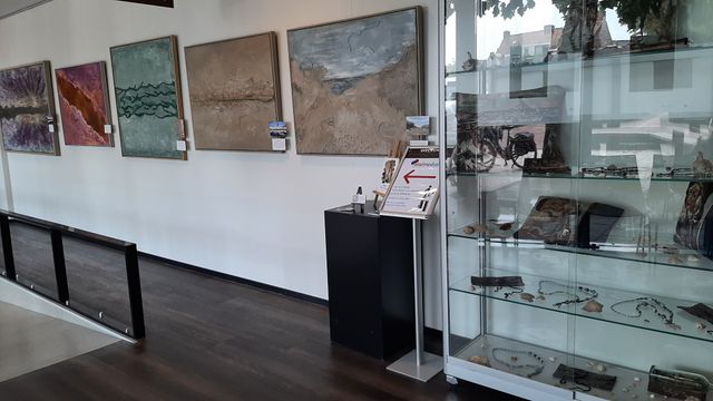Afbeelding van kussenhoezen van “vintage” borduurwerk en oude wollen dekens gemaakt door Evelien Hazenoot-Türksel