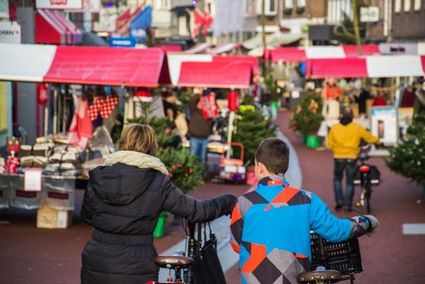Een sfeervol kijkje op de gezellige kerstmarkt in Woerden, waar rood-witte kraampjes, kerstbomen en winterse geuren de straten vullen. Terwijl bezoekers langs de kraampjes slenteren met boodschappen en warme handen, ademt de markt een knusse, feestelijke december­sfeer — perfect voor een dagje wintershoppen in het Groene Hart.