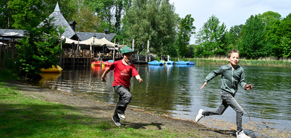 Twee kinderen spelen bij het water van restaurant Knus
