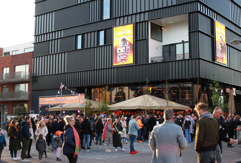 Voorkant Kok Experience tijdens Koningsnacht.