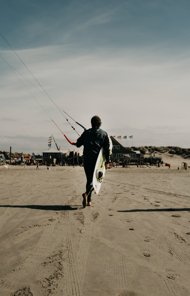 kitesurfer op strand