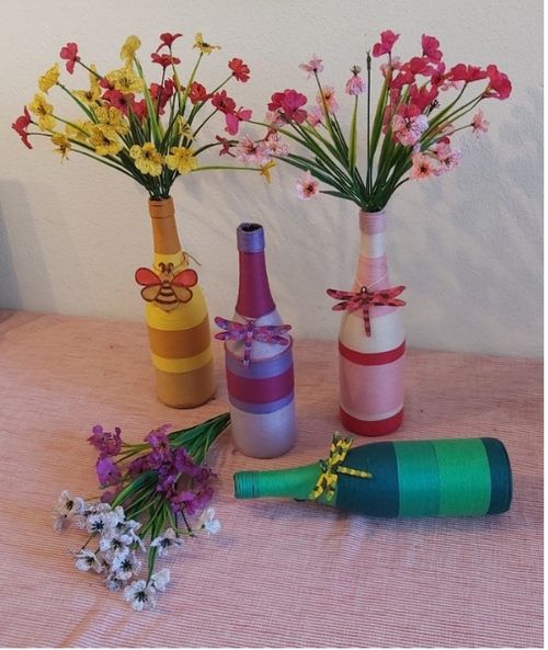 Gekleurde bloemenvazen met bloemen