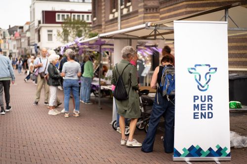 Mensen die op een markt zijn