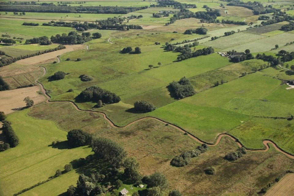Een luchtfoto van het Reestdal bij Zuidwolde