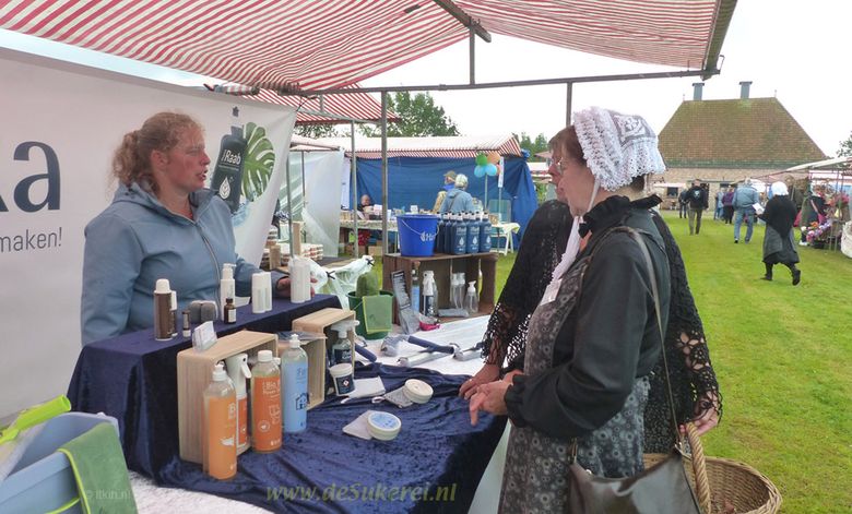 Zomermarkt met klederdracht