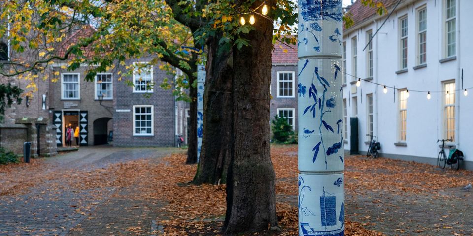 Het sint agathaplein in Delft in de herfst met sfeerverlichting