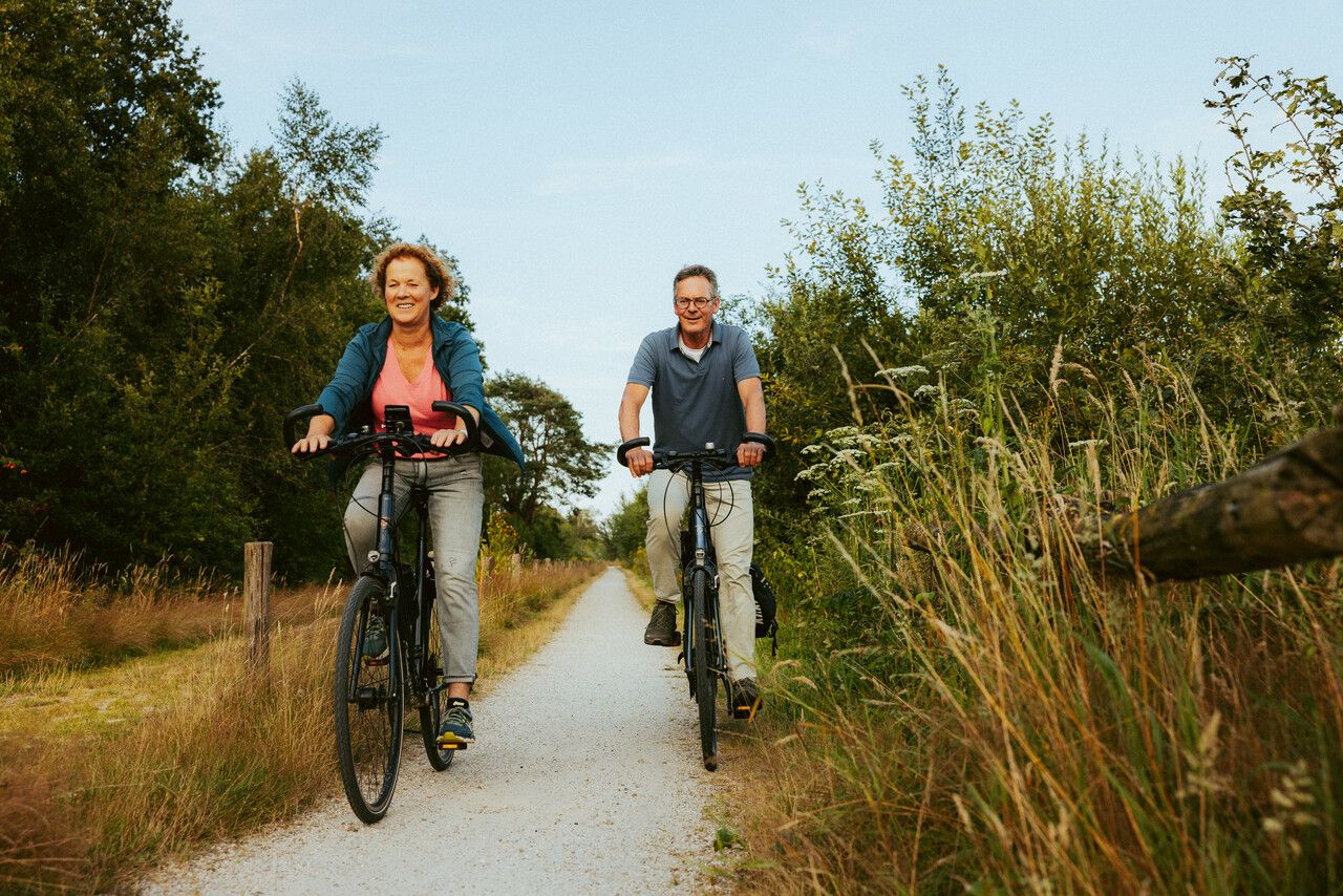 Vooronder aanzicht twee fietsers Groote Peel