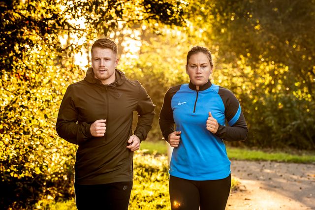 Een man en vrouw zijn samen aan het hardlopen in het van Tuyllpark.