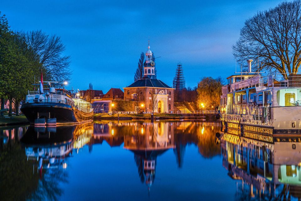 Uitzicht op de Zijlpoort, het entree naar de passantenhaven in Leiden.