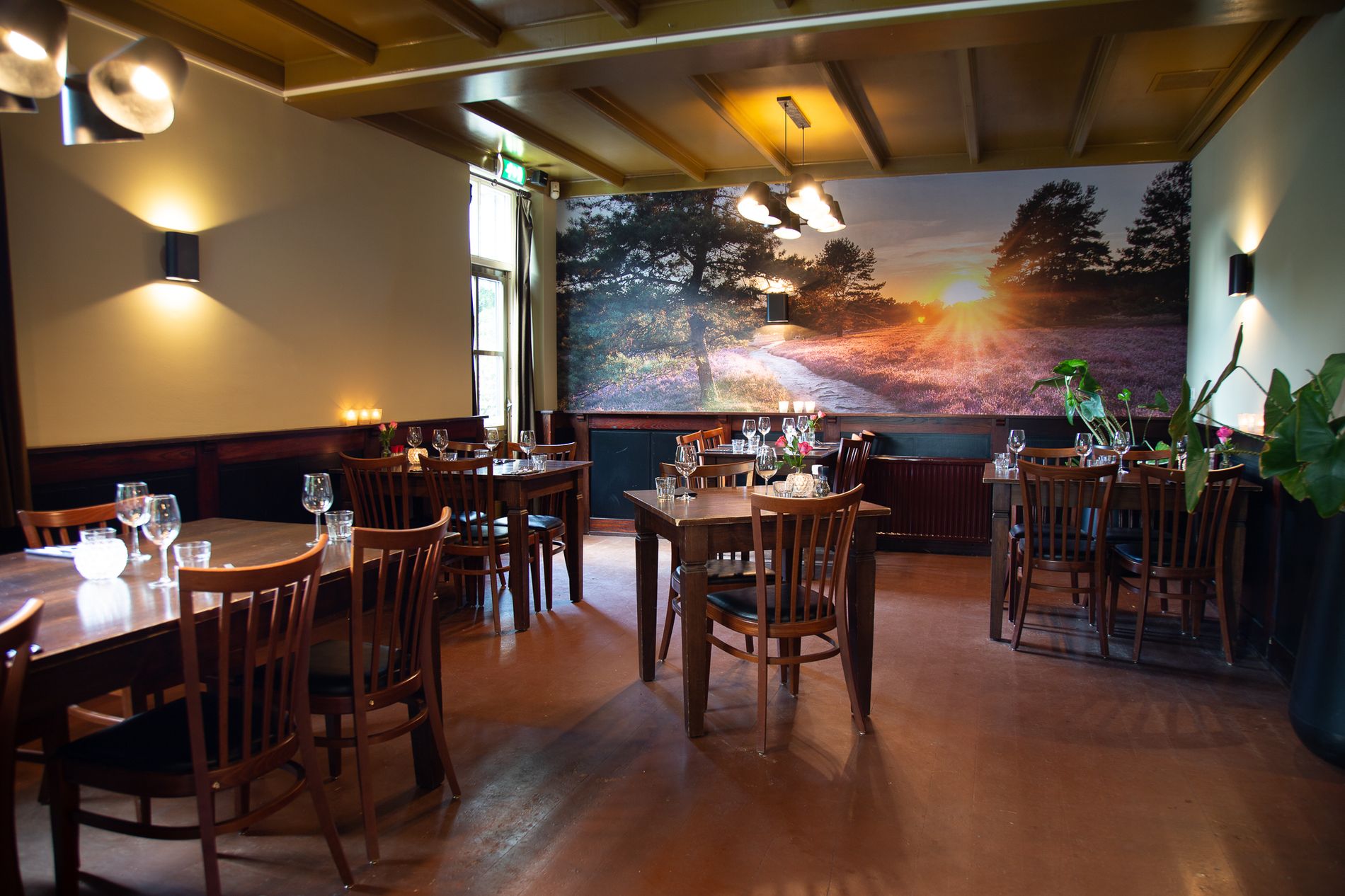 De bar met tafels bij Boerderij De Loonsebaan