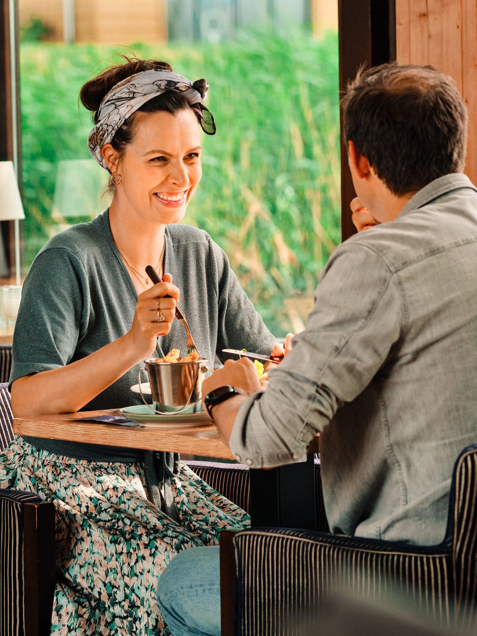 Man en vrouw uiteten.