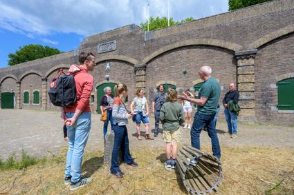 Een rondleiding in Fort Ruigenhoek. Kinderen met verrekijkers.