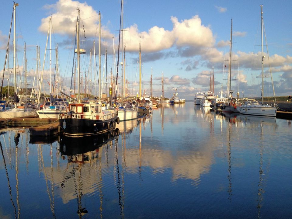 Vlieland jachthaven in avondzon