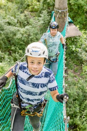 Kind speelt bij Fun Forest Klimbos