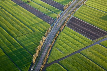 Luchtfoto van spoorweg door copelandschap Groene Hart