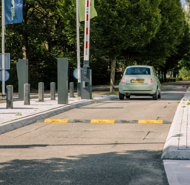 auto rijdt langs de slagboom