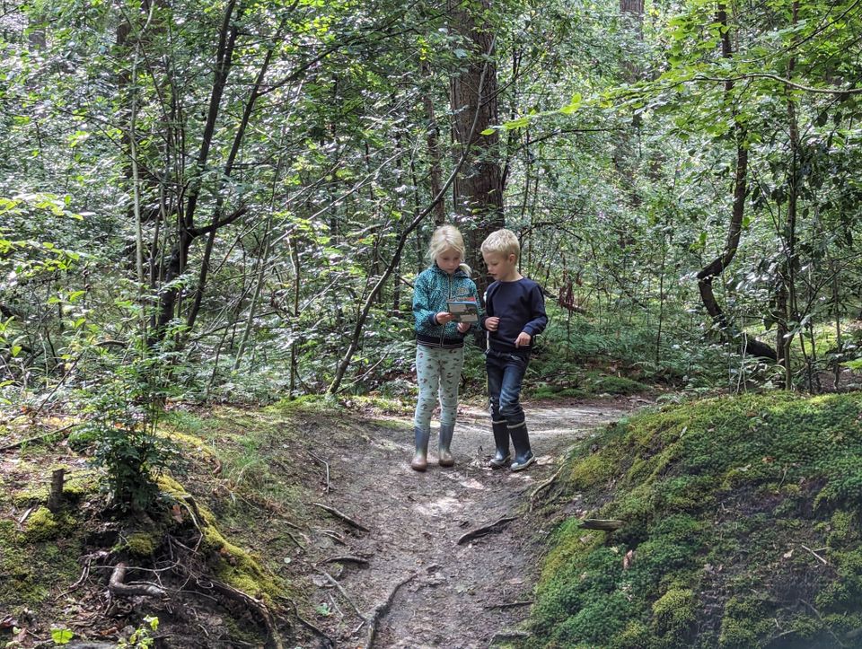 Twee kinderen op het Dassenpad in Gaasterland