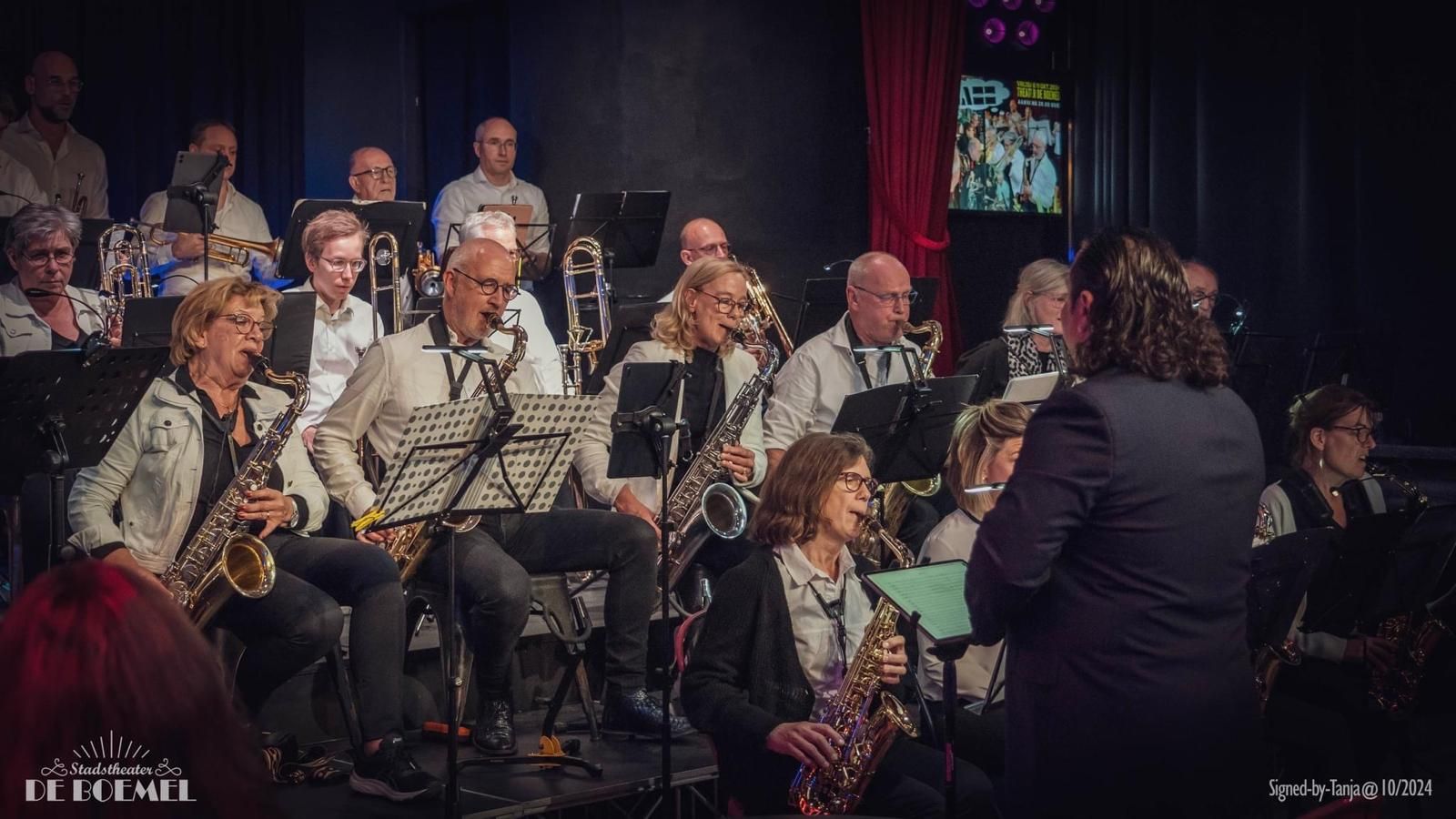 Orkestleden spelen jazzmuziek