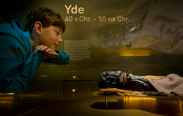 Ein kleiner Junge beobachtet das Mädchens von Yde im Drents Museum.