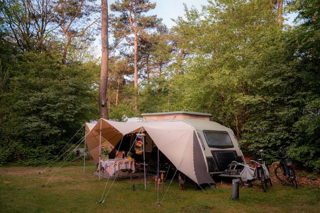 Ein Faltcaravan auf einem Campingplatz in Drenthe.