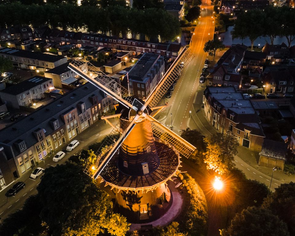 Een avondfoto van Molen de Windhond Woerden