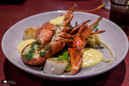 Opgemaakt bord met kreeft bij restaurant SEC eten en drinken