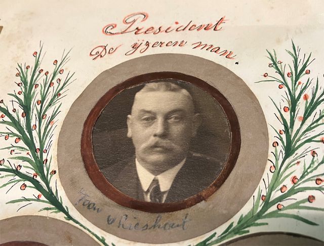 portret Toon van Lieshout in plakboek Mobilia