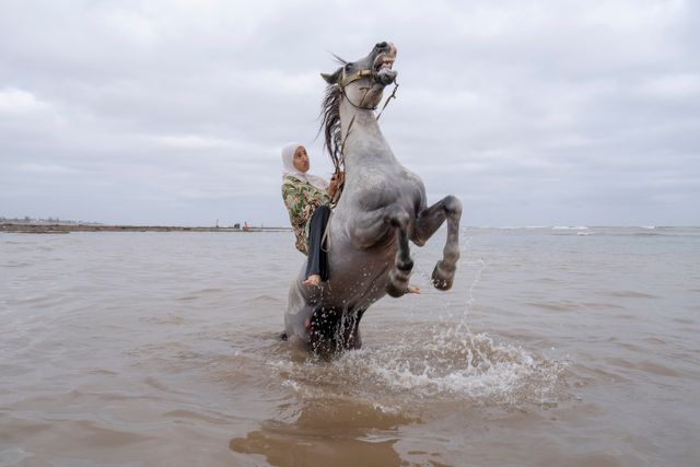 World Press Photo- Chantal Pinzi : vrouwelijke ruiter op rug van steigerend paard