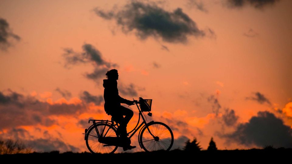 Fietsen in Harlingen met zonsondergang
