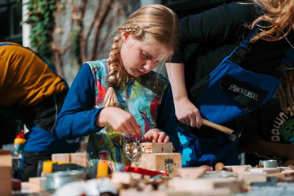 Een meisje doet mee aan een workshop van Stoereloer