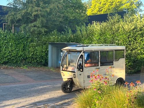 unieke TukTuk taxi: beschikbaar voor tours door Waterland!