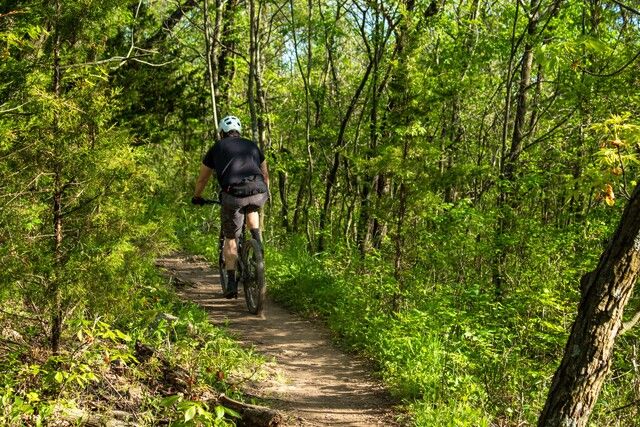 1 mountainbiker op het parcours