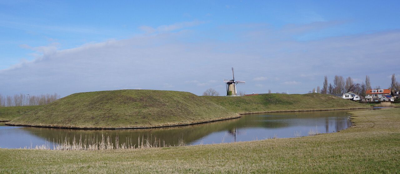 Een gedeelte van de oude fort met een windmolen