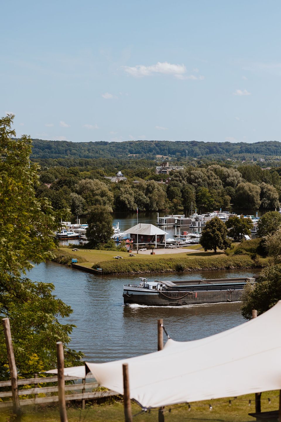 Buitengoed Slavante uitzicht op maas met boot