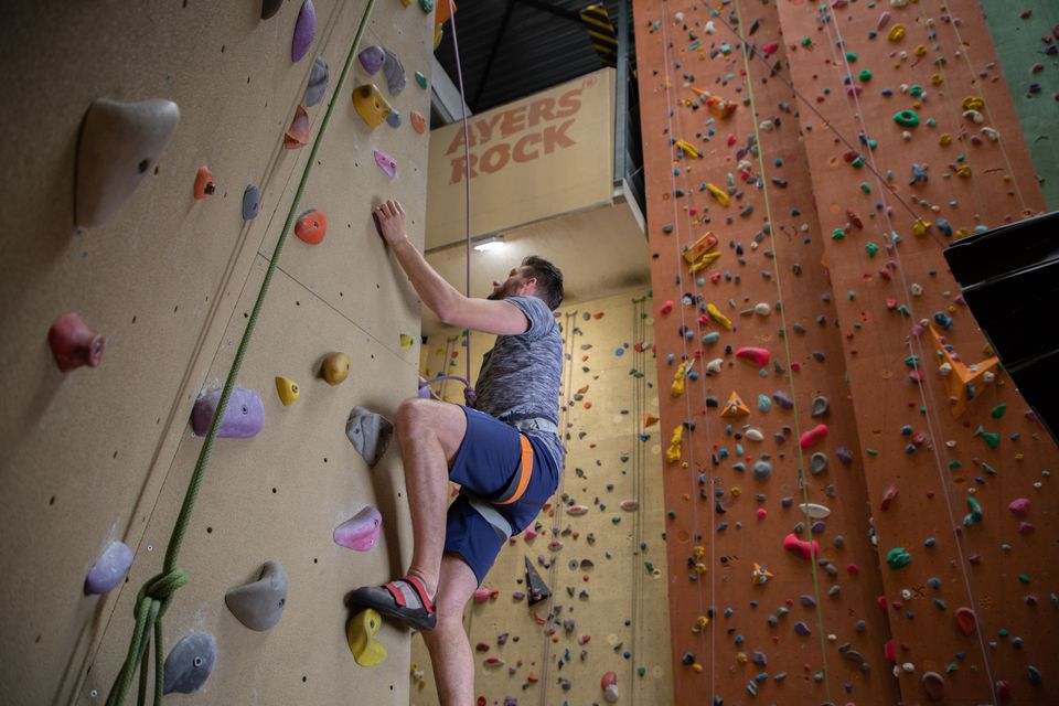 Adventure Valley in Zoetermeer, een man klimt op de klimmuur.