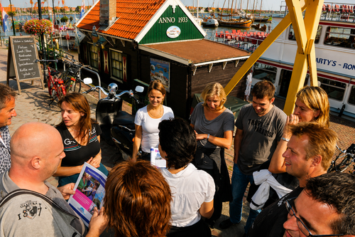 Een groep mensen die op pad is met een uitje Volendam Events
