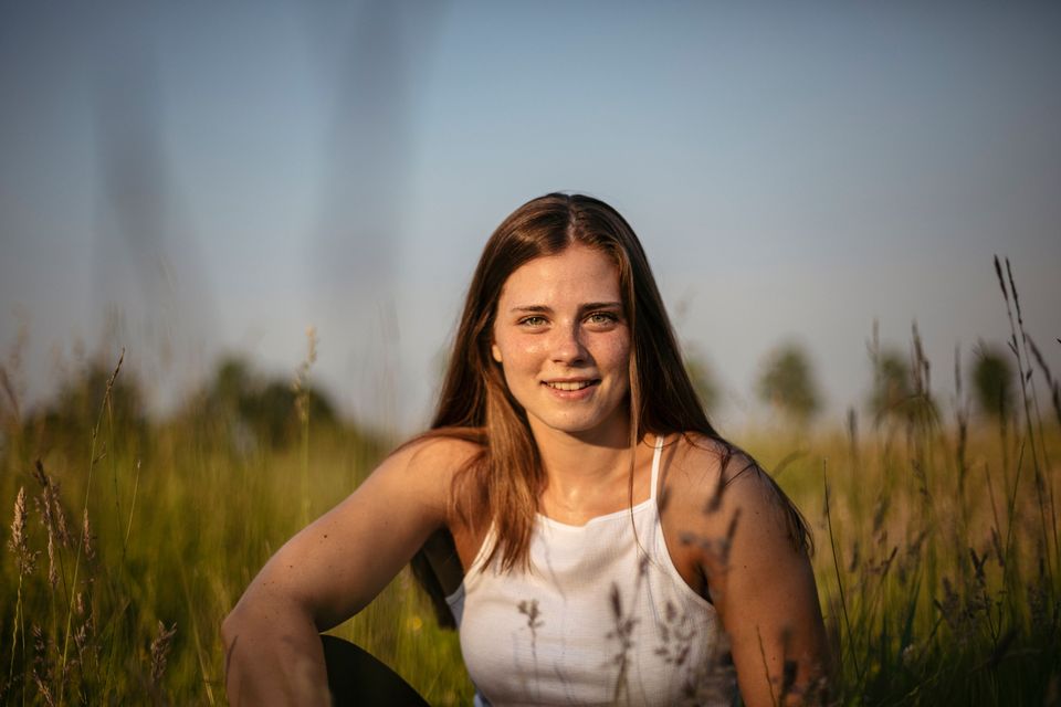 Foto van Mandy Flink met groen op de achtergrond. Mandy is bewoner van Zoetermeer.