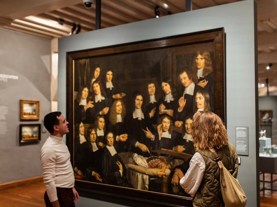Anatomische les van dokter Cornelis 's Gravensande in actie als stadsanatoom. Naast de dokter (de man met het aanwijsstokje) staat rechts Antoni van Leuwenhoek. Gemaakt door C. de Man, 1681, Collectie
