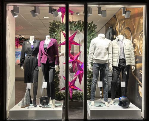 De etalage in kerstsfeer bij Korver Mode in Oostzaan.