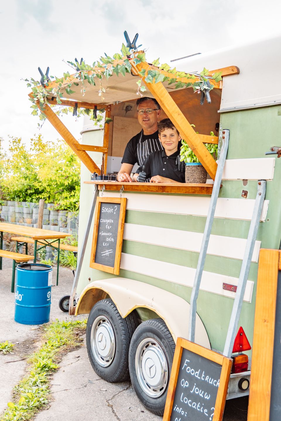 Marcel staat met zijn foodtruck op de fair