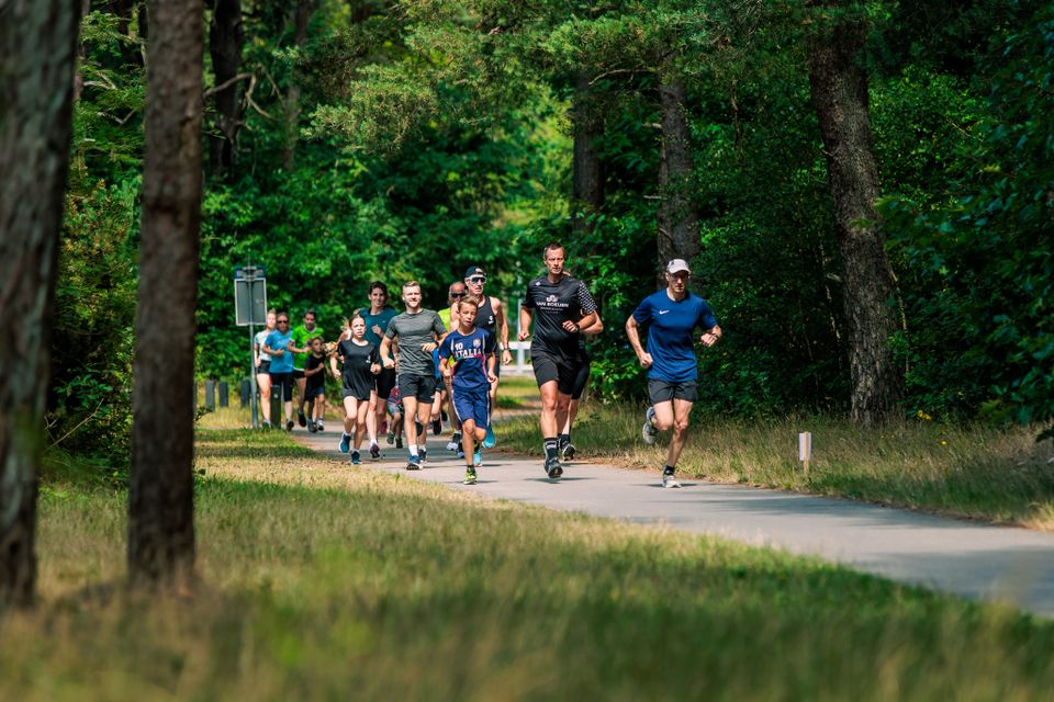 Mensen zijn aan het hardlopen.