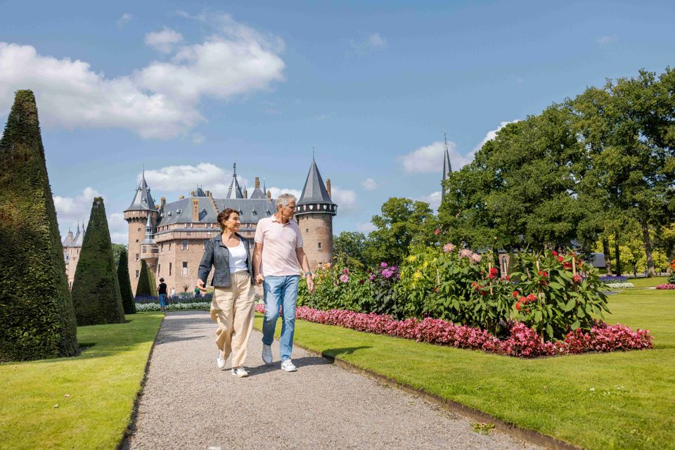 Twee mensen wandelen in de tuinen van Kasteel de Haar