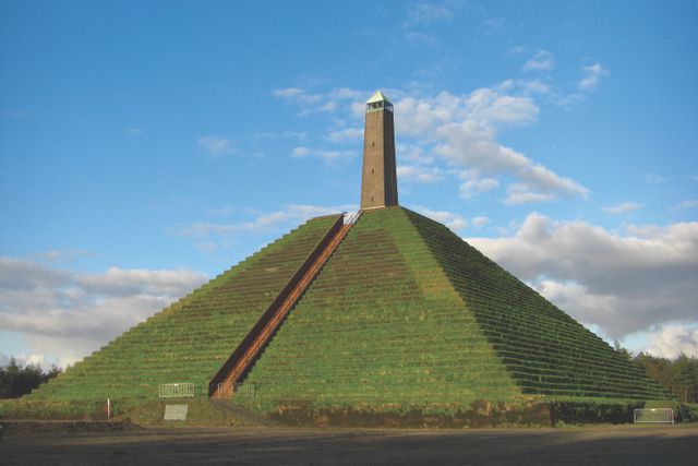 De Pyramide van Austerlitz met de karakteristieke obelisk boven op de groene piramide. De foto toont een van de bekendste historische monumenten in de omgeving van Woudenberg en de Utrechtse