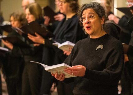 leden van kamerkoor Victoria zingen tijdens een concert